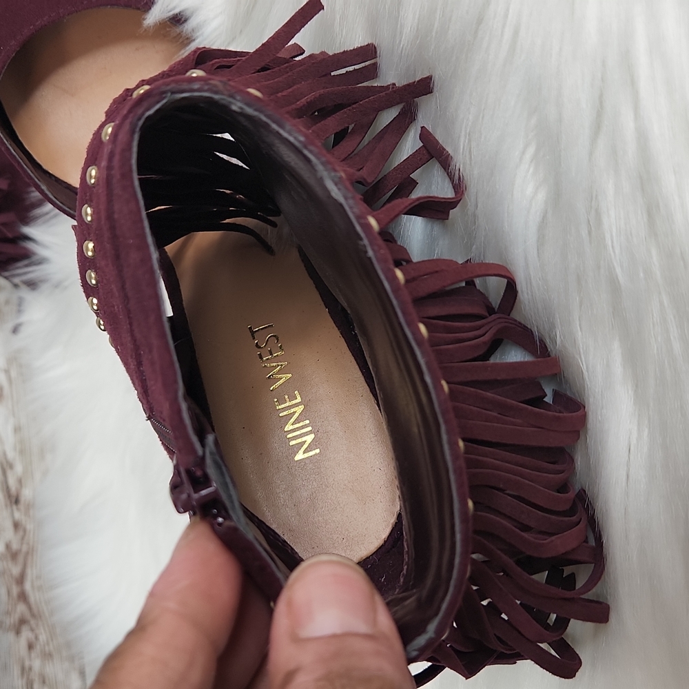 Nine West, women's Burgandy fringed suede heels, small gold hardware, Sz 6 1/2 - Picture 5 of 11